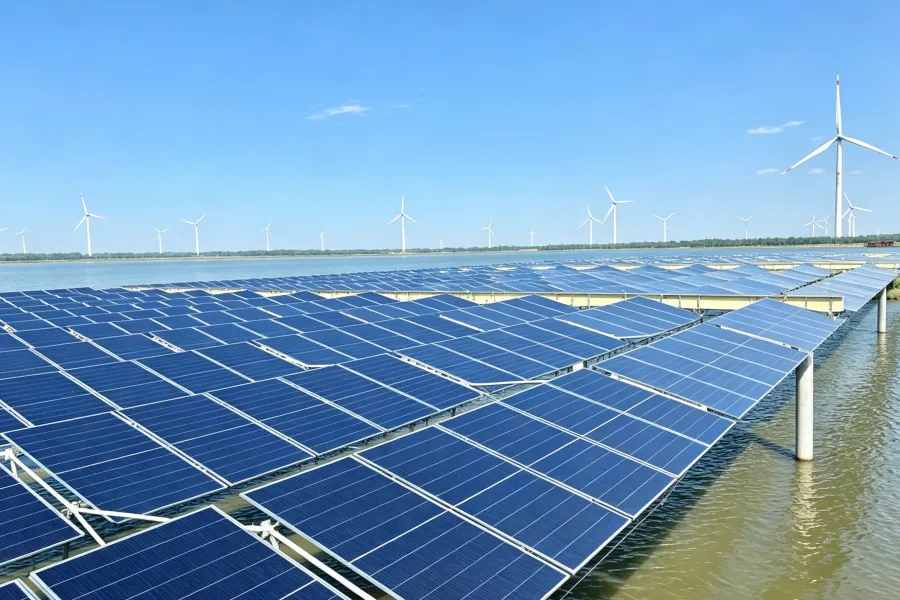 20MW Floating Solar PV Power Generation System featuring large-scale floating photovoltaic arrays installed on water surfaces, high-efficiency solar modules, and renewable energy infrastructure designed for utility-scale clean power generation by Splendor Energy